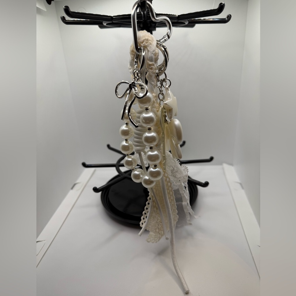 Elegant White Keychain with Pearls and Lace
